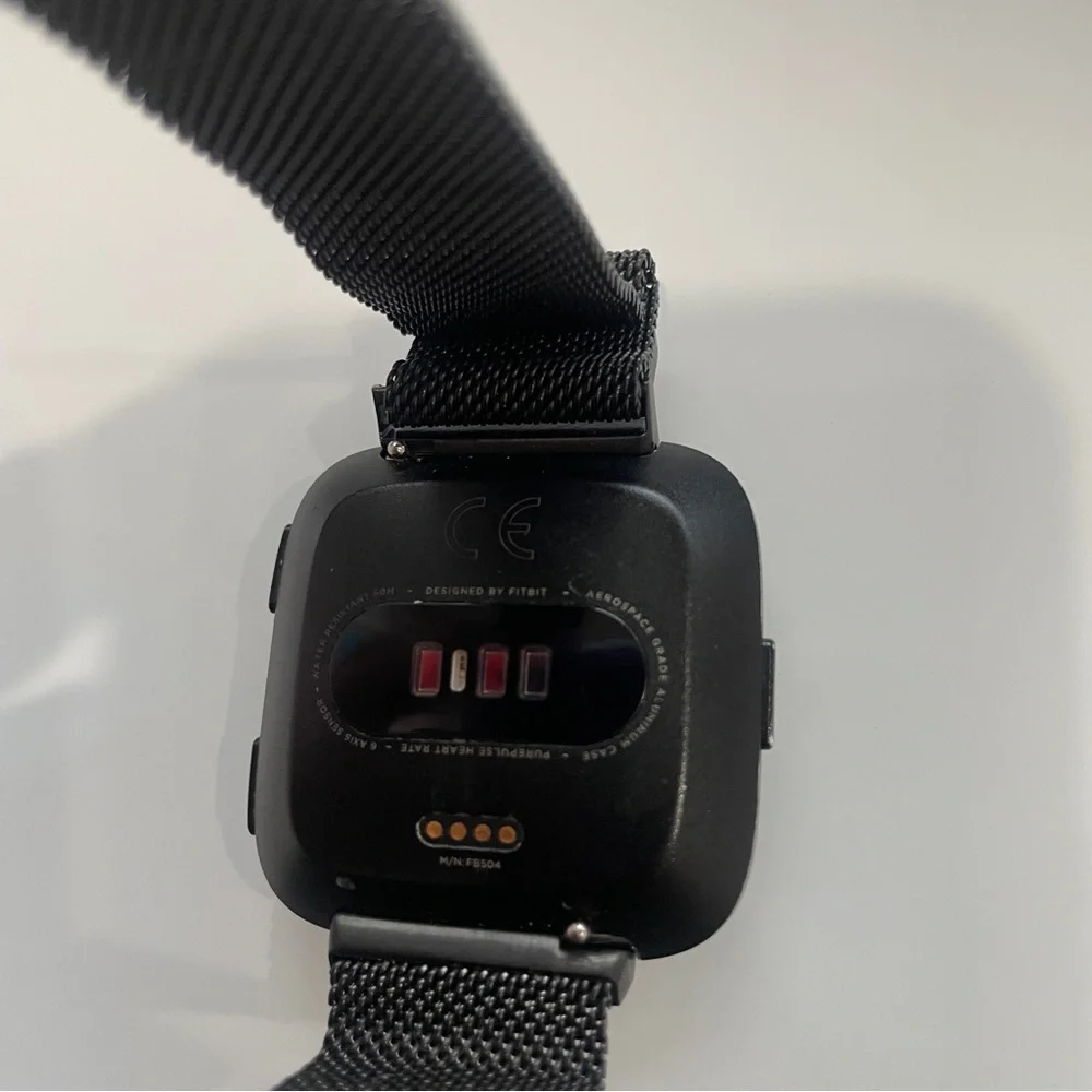 Fitbit Versa Black Smartwatch with Sleek Design and Vibrant Display
